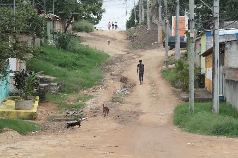 Em dias chuvosos, os moradores tem dificuldades para se locomover no trecho onde há subida