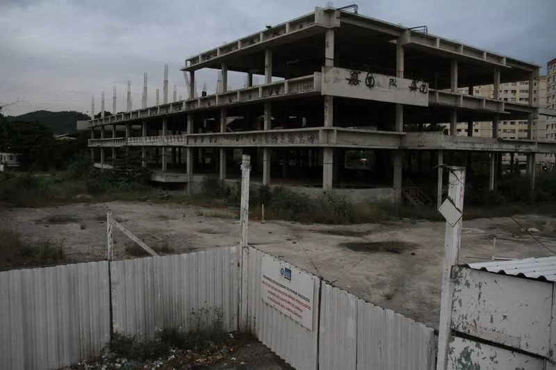  Anunciado ainda em 2013, obras do Hospital da Mãe não atingiram até hoje nem de 30% de conclusão das obras
