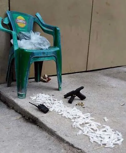 O suspeito foi apreendido com uma pistola e cápsulas de cocaína

