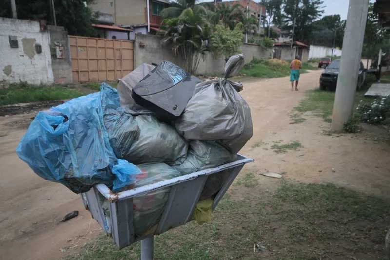 A falta de pavimentação deixa o local empoeirado nos dias quentes e intransitável quando chove