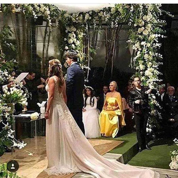 Patrícia Abravanel casou-se neste sábado (29) com o deputado federal Fabio Faria, na mansão de seu pai, Silvio Santos, localizada no bairro Morumbi, Zona Sul de São Paulo. Cerca de 200 convidados marcaram presença na noite especial, dentre eles o ex-jogador de futebol Ronaldo, Tiago Abravanel e Rodrigo Maia, presidente da Câmara dos Deputados. Os noivos estão juntos desde 2014 e são pais do Pedro, que já tem dois aninhos de idade.