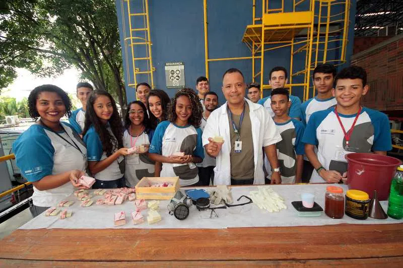Os alunos do curso de Operador de Computador produziram 150 barrinhas com apenas R$23