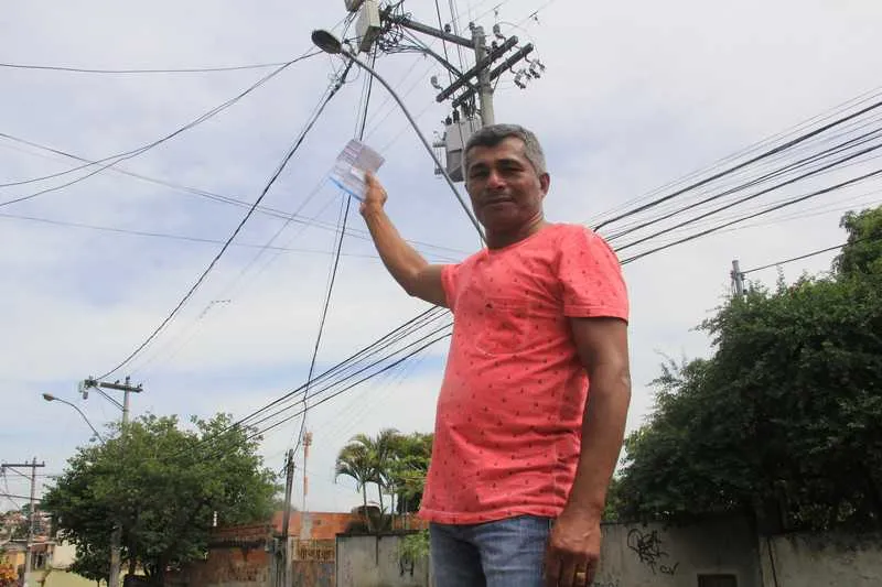 Com taxas em dia, Antônio Rodrigues reclama de lâmpadas queimadas na rua onde mora e onde tem um comércio, na Trindade