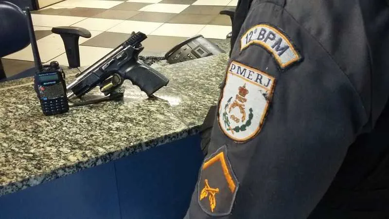 Um rádio transmissor e uma pistola foram apreendidos pelos policiais militares no local