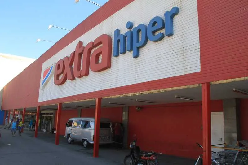 Os ladrões roubaram todos os celulares que estavam expostos na vitrine, no Centro de SG
