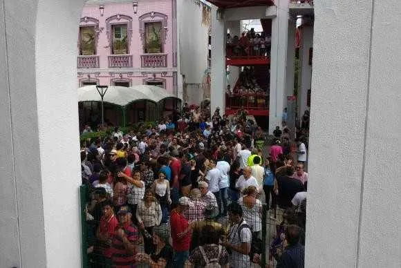 Os fãs formaram uma imensa fila no Centro Dragão do Mar, em Fortaleza, para as despedidas ao cantor Belchior