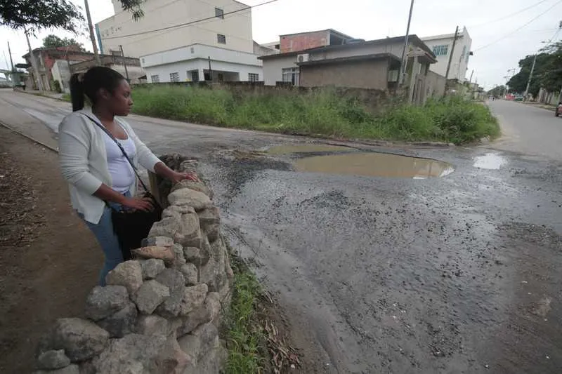 ‘Contenção’ de pedras chegou a ser construída para evitar ‘banho de lama’ dos carros nos pedestres