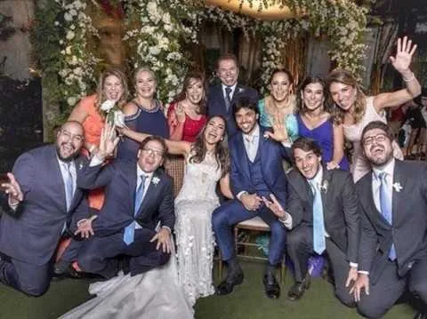 Silvio soltou uma "pérola" no casamento da filha Patricia Abravanel. "Tomara que dure, pois gastar uma nota que a Patricia tá gastando e depois descasar é ruim". E ele não parou por aí. Questionado se sua festa de casamento com Iris Abravanel também havia sido tão "pomposa", ele foi objetivo: "Não foi isso aí. Isso é festa faraônica, coisa de artista que quer aparecer", disparou.

