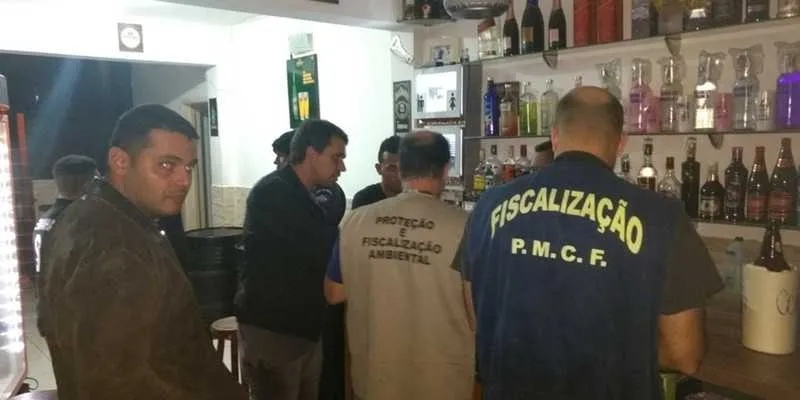 Estabelecimentos foram fechados por falta de alvará e comerciantes multados em R$ 10 mil