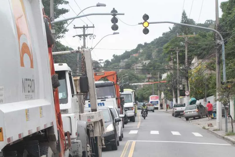 Segundo moradores, técnicos da prefeitura estiveram no local, mas problema não foi resolvido