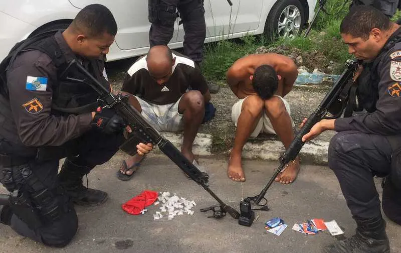 Rapazes foram presos com revólver e drogas