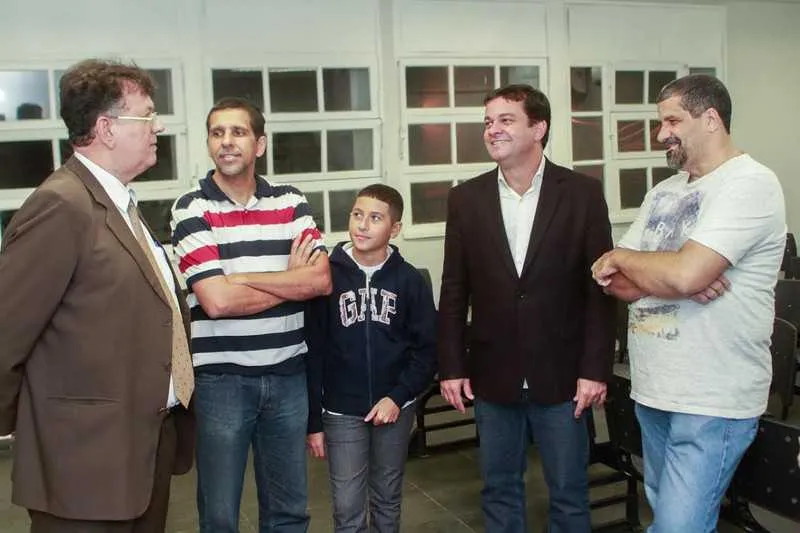 O presidente da Câmara, Diney Marins, recebeu os familiares de Manoel de Lima no Legislativo