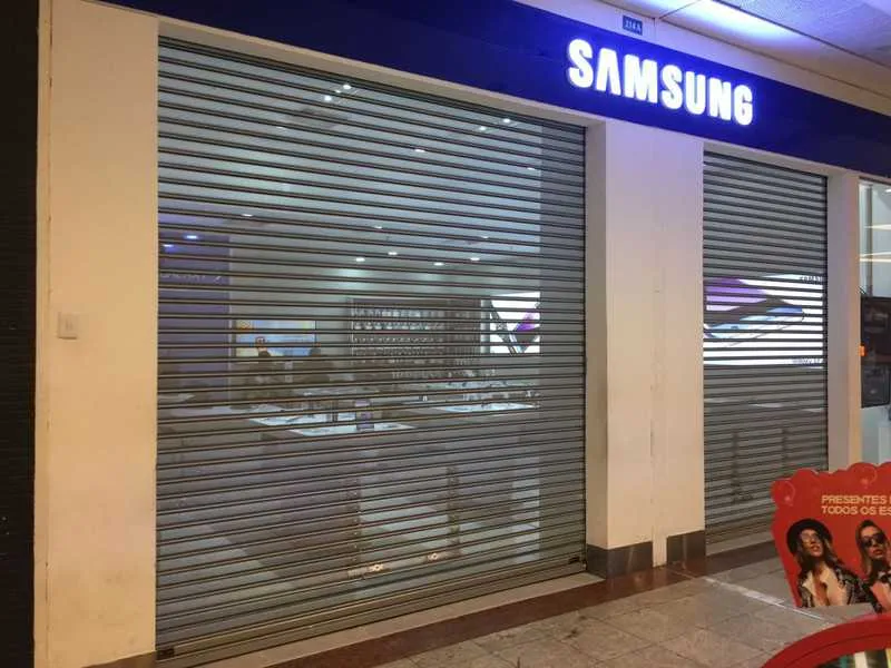 Os criminosos foram à loja da Sansung e renderam funcionários