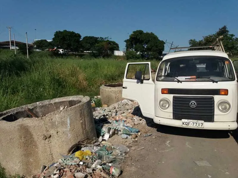 Kombi foi flagrada por secretário municipal despejando entulhos, no Coelho