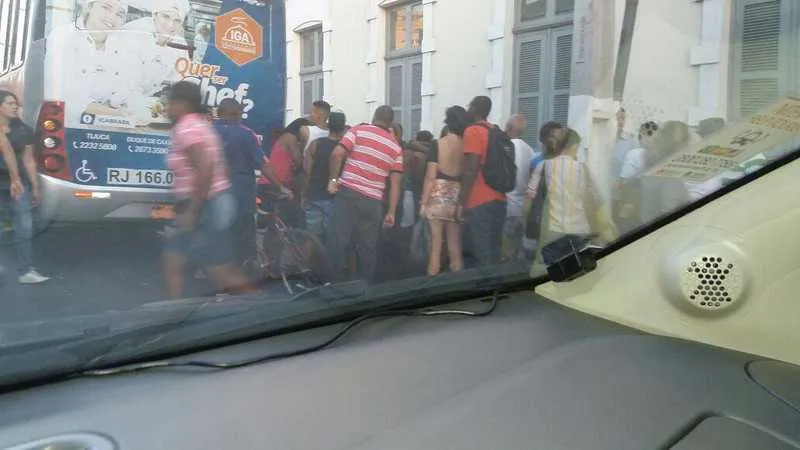 Tumulto causado por causa da tentativa de assalto ao ônibus da viação Rio Minho.
