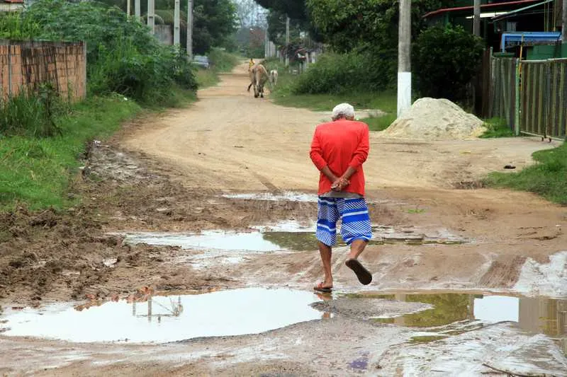 Sem infraestrutura urbana, moradores têm dificultades para transitar em várias vias do bairro