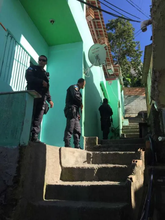 Cerca de 30 policiais participaram da operação nos morros da Coca-Cola, Sítio e Boa Vista