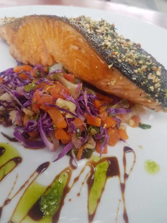 Salmão skin crocante de castanha do Paludo Gourmet - segunda a sexta é de R$86,90, enquanto o jantar é R$89,90