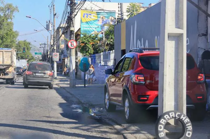 Carros parados sobre calçadas: uma cena comum na Alameda, maior corredor viário do Fonseca