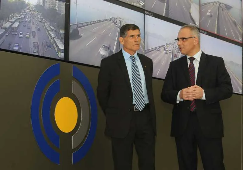 Secretário Nacional de Segurança, à esquerda, ouviu pedidos do colega Roberto Sá, no Rio