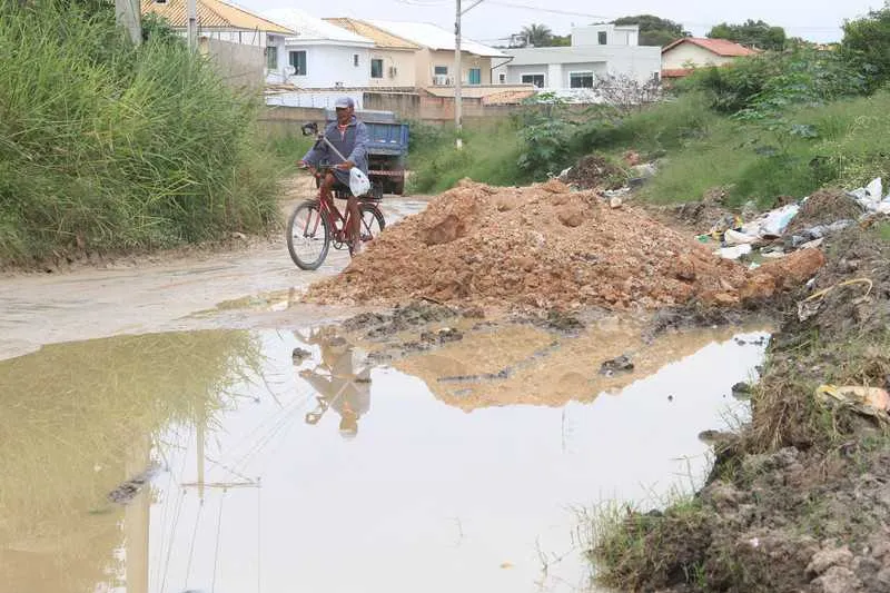 Em dias de chuva, o tráfego de pedestres e motoristas fica quase impossível nas vias do bairro