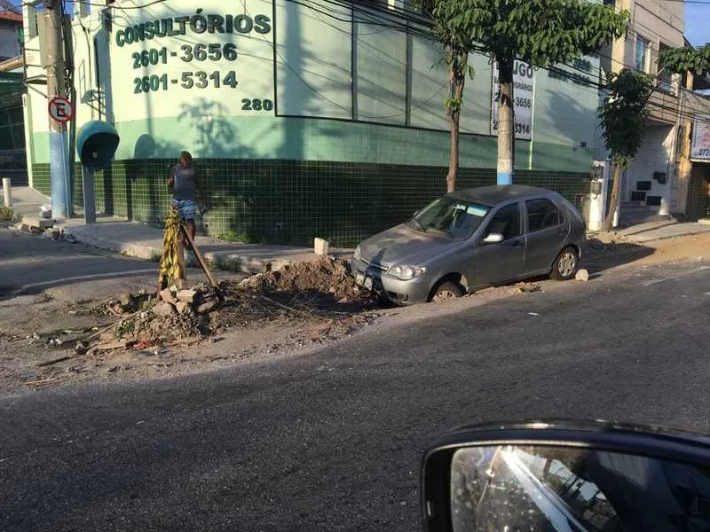 Imagem ilustrativa da imagem Veículo cai em buraco aberto para obras em corredor viário de Alcântara