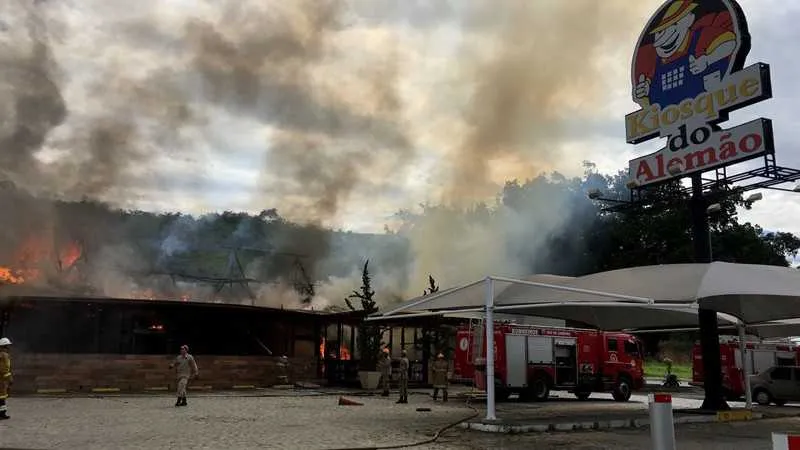 O incêndio deixou três pessoas gravemente feridas e foi combatido por bombeiros na manhã de ontem