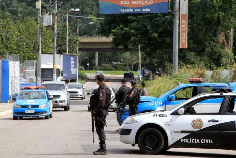 Agentes revistaram veículos na Avenida Paiva, em Neves