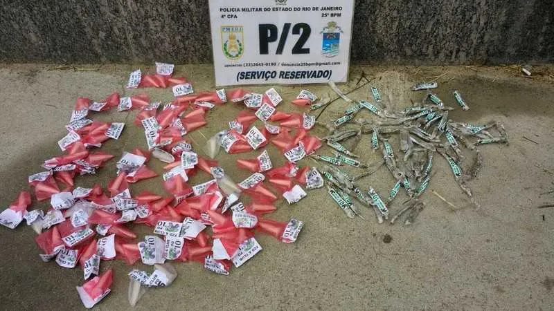 A mulher foi surpreendida pela PM com 92 pinos de cocaína e 70 trouxinhas de maconha