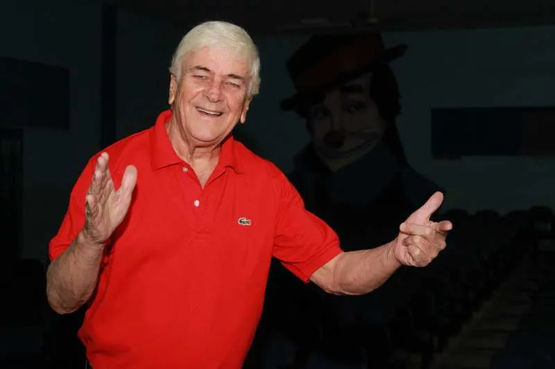 Elcino do Carmo, atualmente com 76 anos, tem licença para atuar profissionalmente