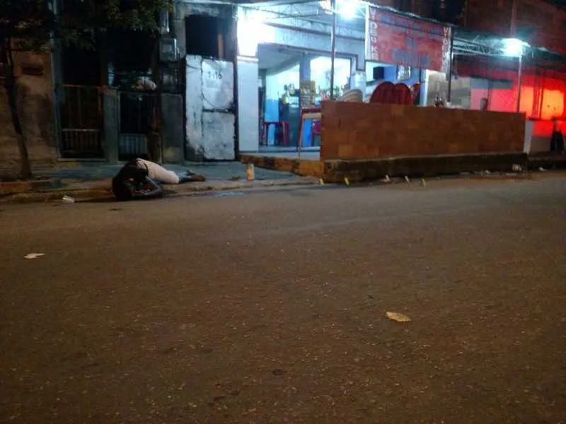 Criminosos chegaram atirando contra um homem, que acabou morto e três meninas ficaram feridas