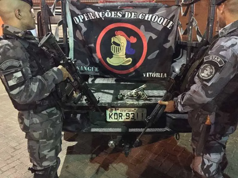 Uma pistola foi apreendida com o suspeito 