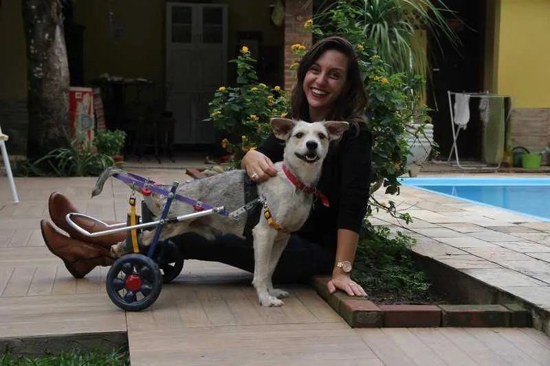 A professora de inglês Danielle Cordeiro e o cão Valente foram vencedores da promoção do Caderno Pet