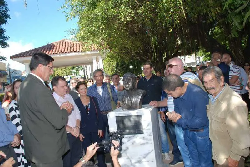 Busto é colocado na na Praça Fonseca Portela para homenagear o jornalista e acadêmico, Leir Moraes.