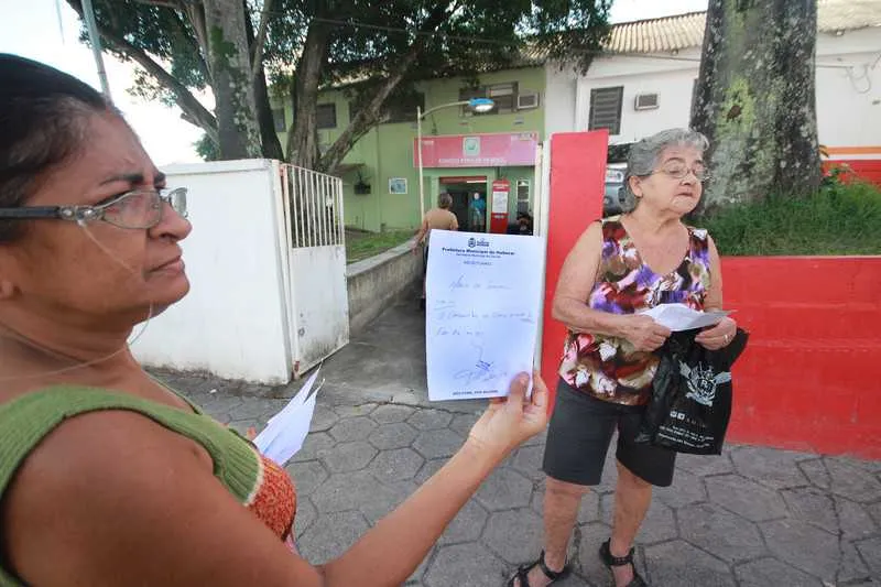 Nairle Rodrigues, de 69 anos, não consegue levar todo o receituário para casa há alguns meses