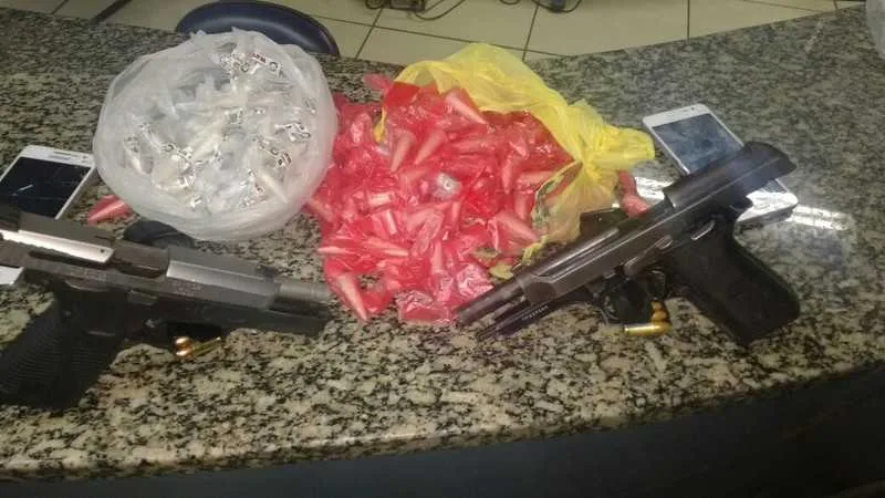 Em Iguaba, PMs apreenderam duas pistolas e drogas após confronto que terminou em morte