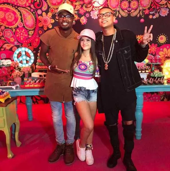 Famosa por interpretar a personagem Rita na primeira fase de "Avenida Brasil", Mel Maia cresceu e comemorou os 13 anos no último domingo. Com um festão para 250 convidados numa casa de festas no Alto da Boa Vista, no Rio, a atriz recebeu o carinho dos amigos Gabriel Kaufman, Nego do Borel, Leticia Faria Pedro e MC Duduzinho. 