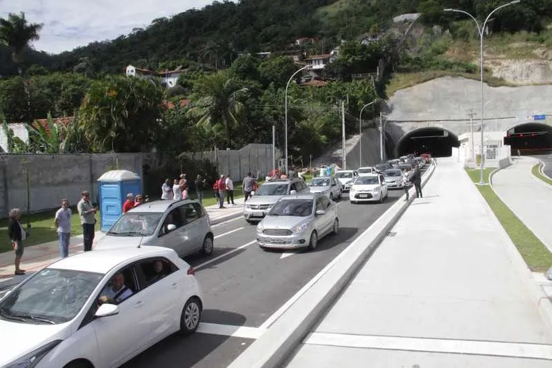Motoristas enfrentaram grande engarrafamento no primeiro dia útil de abertura do túnel em Niterói