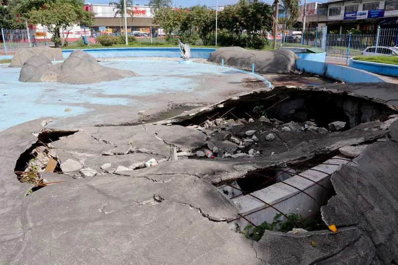 Lago que tinha um chafariz no Colubandê está completamente depredado e com água acumulada