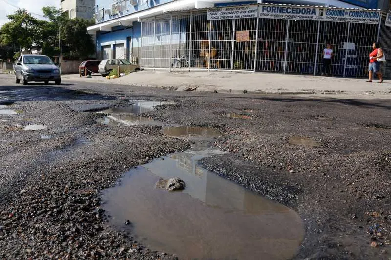 Rua que era pavimentada está completamente cheia de buracos
