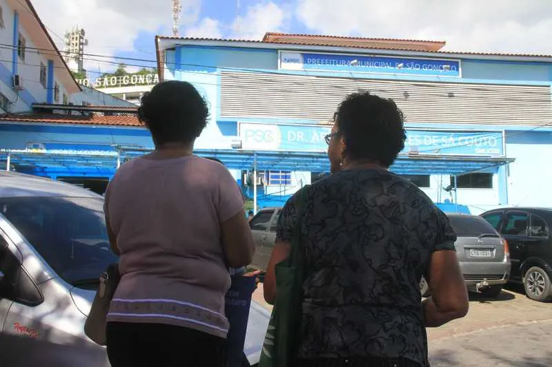 Preocupados, parentes de Emanueli foram até o Pronto Socorro para saber notícias da menina