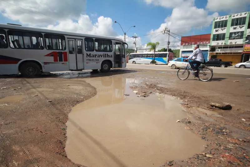 Grandes buracos fazem parte de toda extensão da rua, que faz ligação com a Avenida 22 de Maio