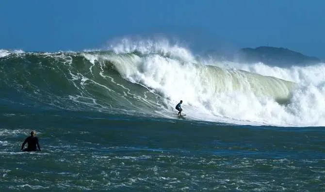 Campeões mundiais Gabriel Medina e Adriano de Souza foram escalados para abrir o evento