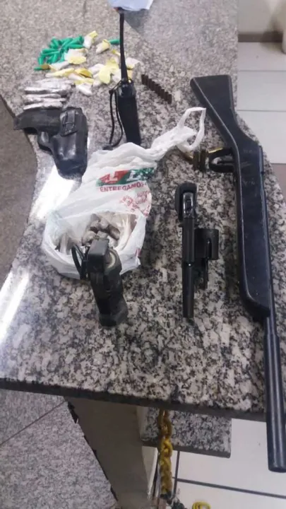 PMs apreenderam duas armas, granada, munições e drogas