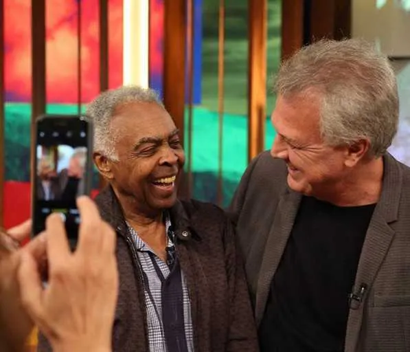 Gilberto Gil emocionou a todos no "Conversa com Bial", na noite da última segunda-feira. Aos 75 anos, o músico disse que lida bem com a morte. “Meu pai era médico, atendia muita gente doente, muita gente falecia, participei de muitos enterros. Eu tinha logo cedo uma percepção que aquilo fazia parte da vida, que o fim da vida só há porque houve o começo dela. A finitude é uma coisa que precisamos lidar”, disse contando ainda que já preparou o testamento para a família. 