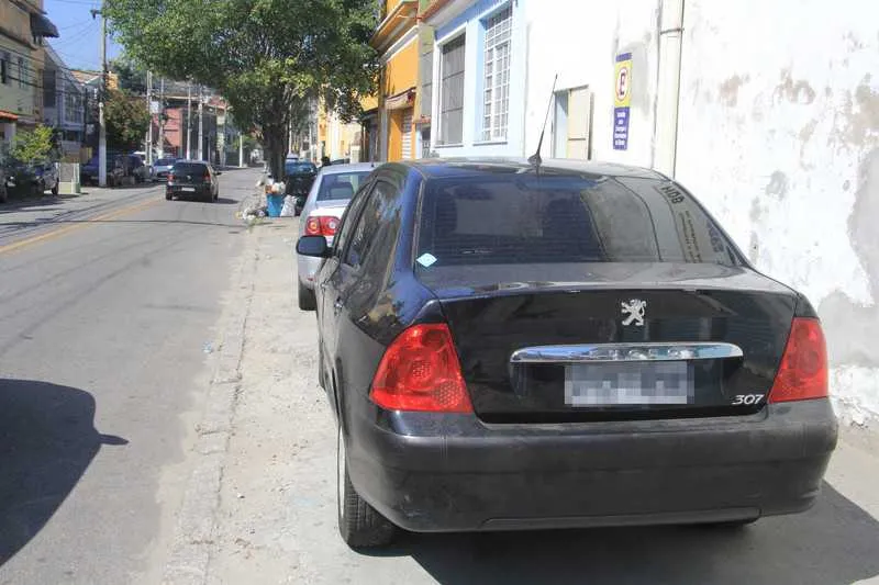 Segundo moradores, os motoristas estacionam os carros em cima das calçadas a qualquer hora