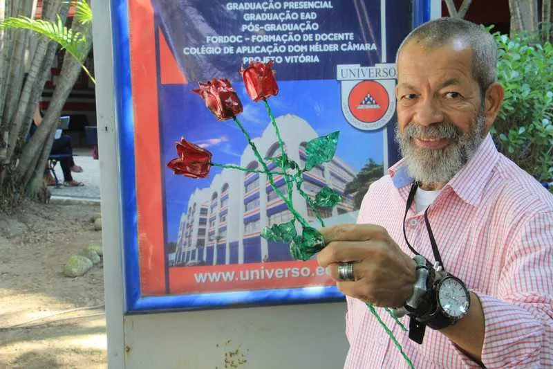 Artista plástico Davi Barbosa transforma o lixo em obras de arte
