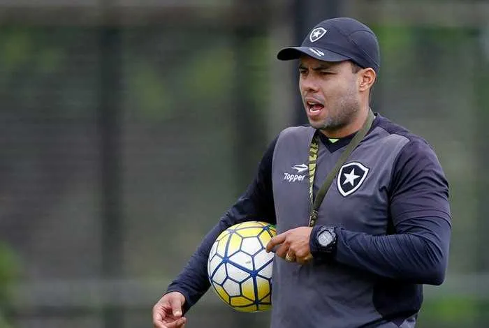 Jair Ventura solicitou reforços para o restante da temporada