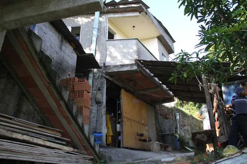 A mulher foi encontrada após vizinhos suspeitarem do seu desaparecimento e acionarem a polícia. Acusado pela morte foi preso