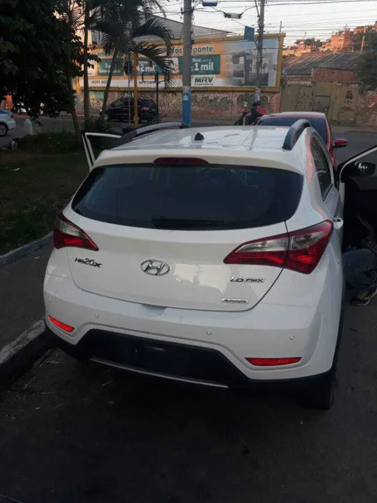 Os três veículos eram roubados e dois deles, tinham placas de outros carros.
